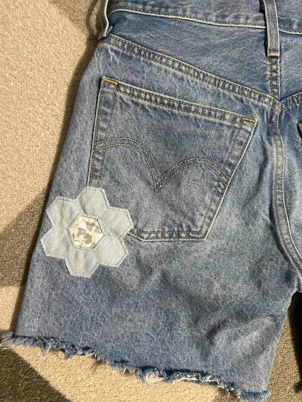 Levi's Geo Floral BUTTON FLY Mid Thigh Frayed Hem Denim Shorts Women's Size 25
